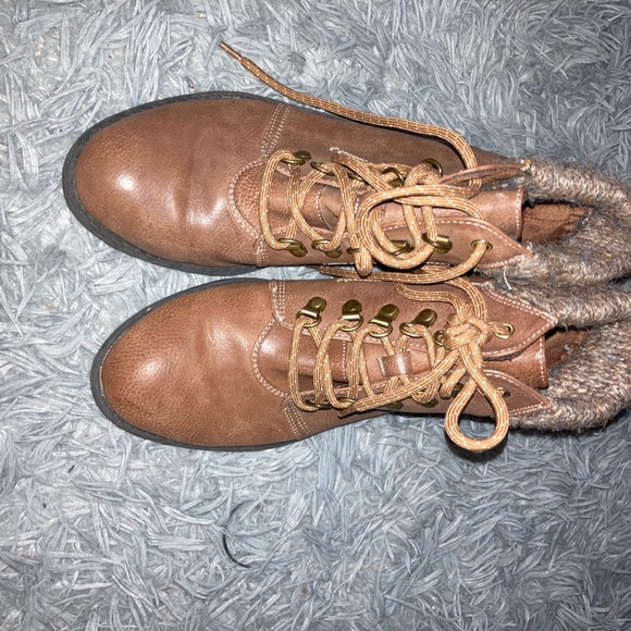 BROWN LEATHER LACE UP BOOTS W/ WOOL MATERIAL BARELY WORN IN GREAT CONDITION - Picture 3 of 6